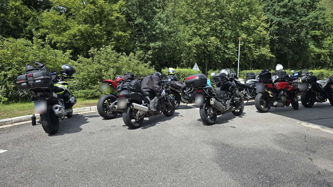 Verschiedene Touren- und Sportmotorräder bei einer gemeinsamen Ausfahrt