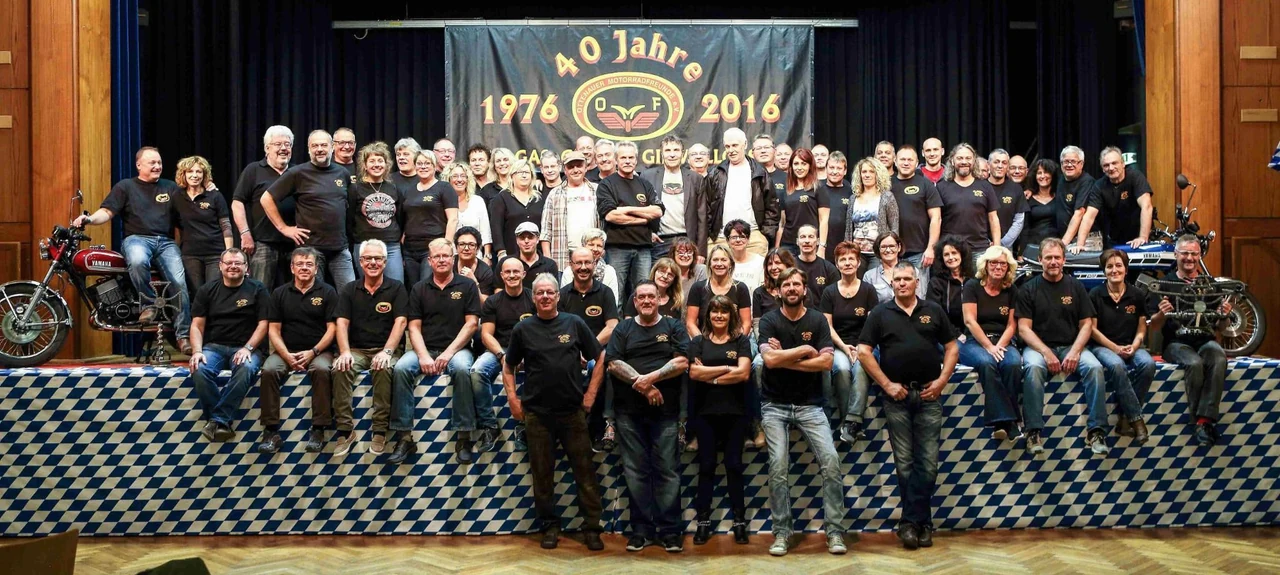 Gemeinsames Gruppenfoto zum 40-jährigen Vereinsjubiläum 2016