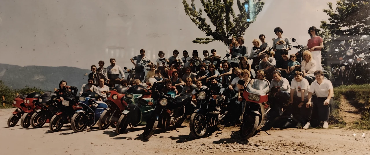 Historisches Gruppenfoto der Ottenauer Motorradfreunde mit ihren Motorrädern im Freien